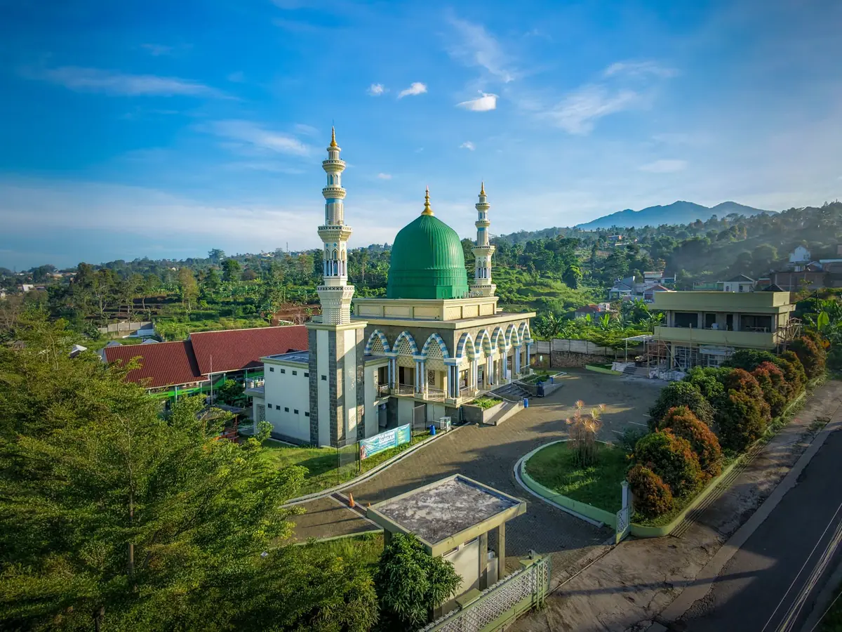 Pemandangan udara masjid berkubah hijau di perbukitan Jawa Barat